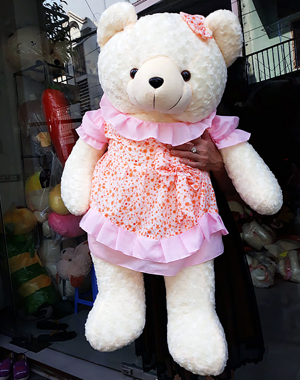 Gấu Teddy trắng mặc đầm hồng size 1 (khổ 1m2 - chiều cao đứng 1m)